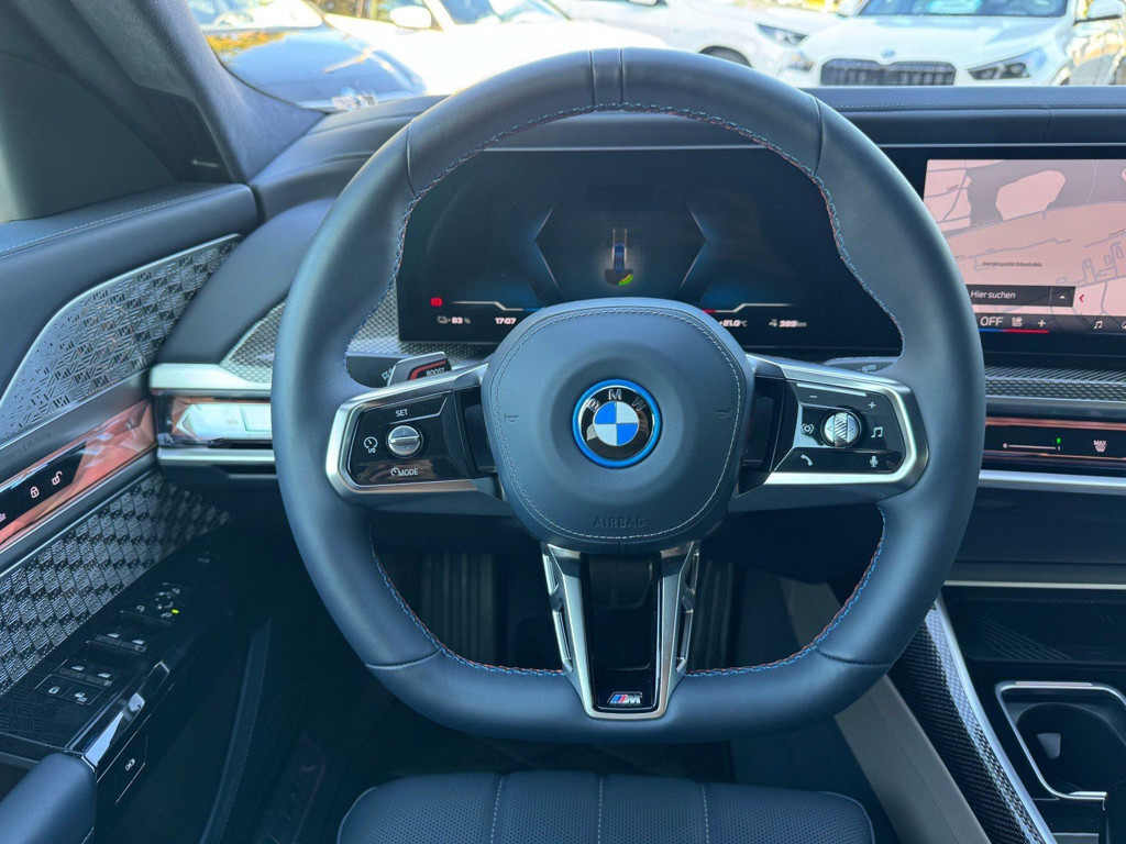 BMW i7