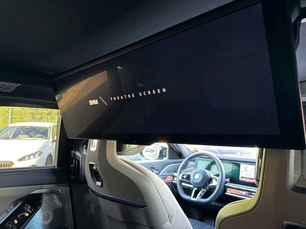 BMW i7