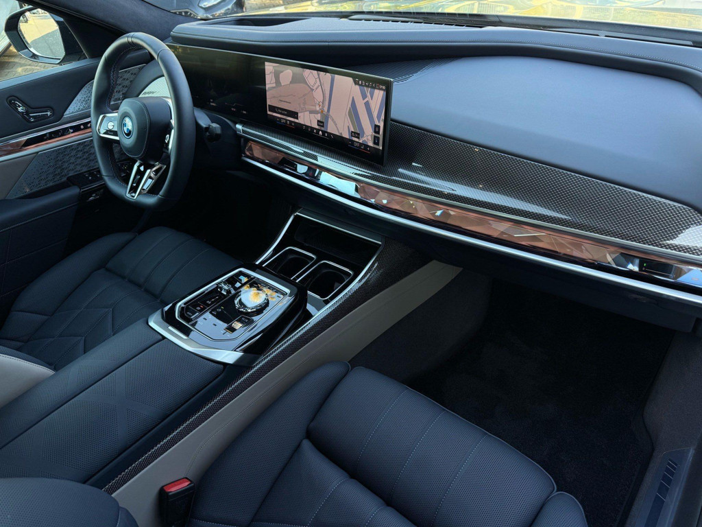 BMW i7