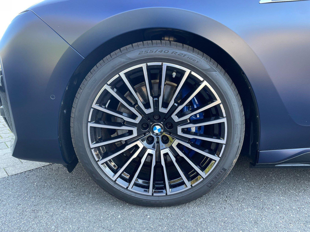 BMW i7