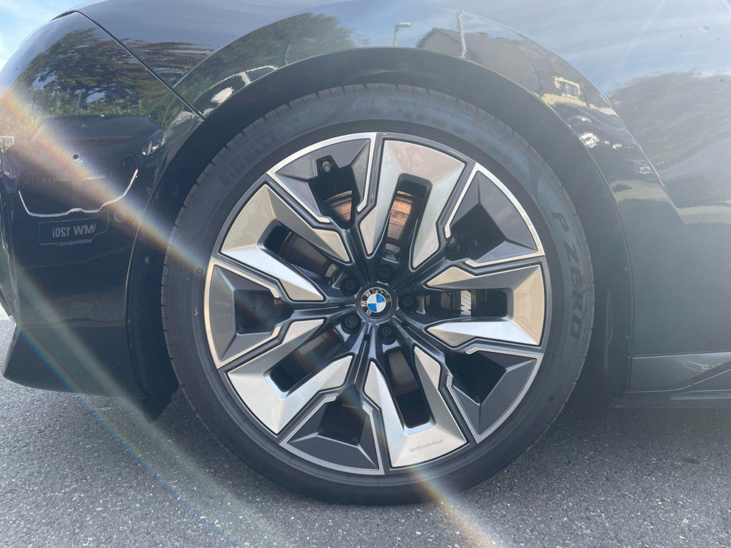 BMW i7
