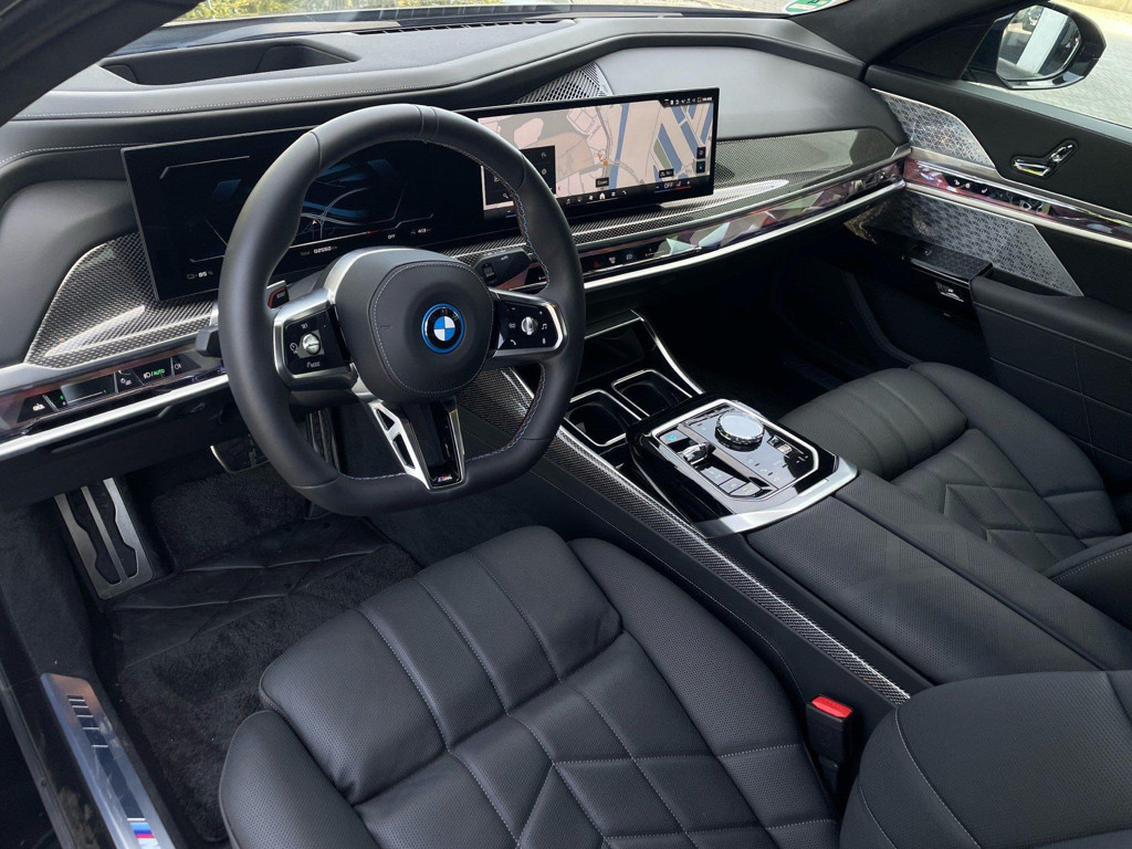 BMW i7