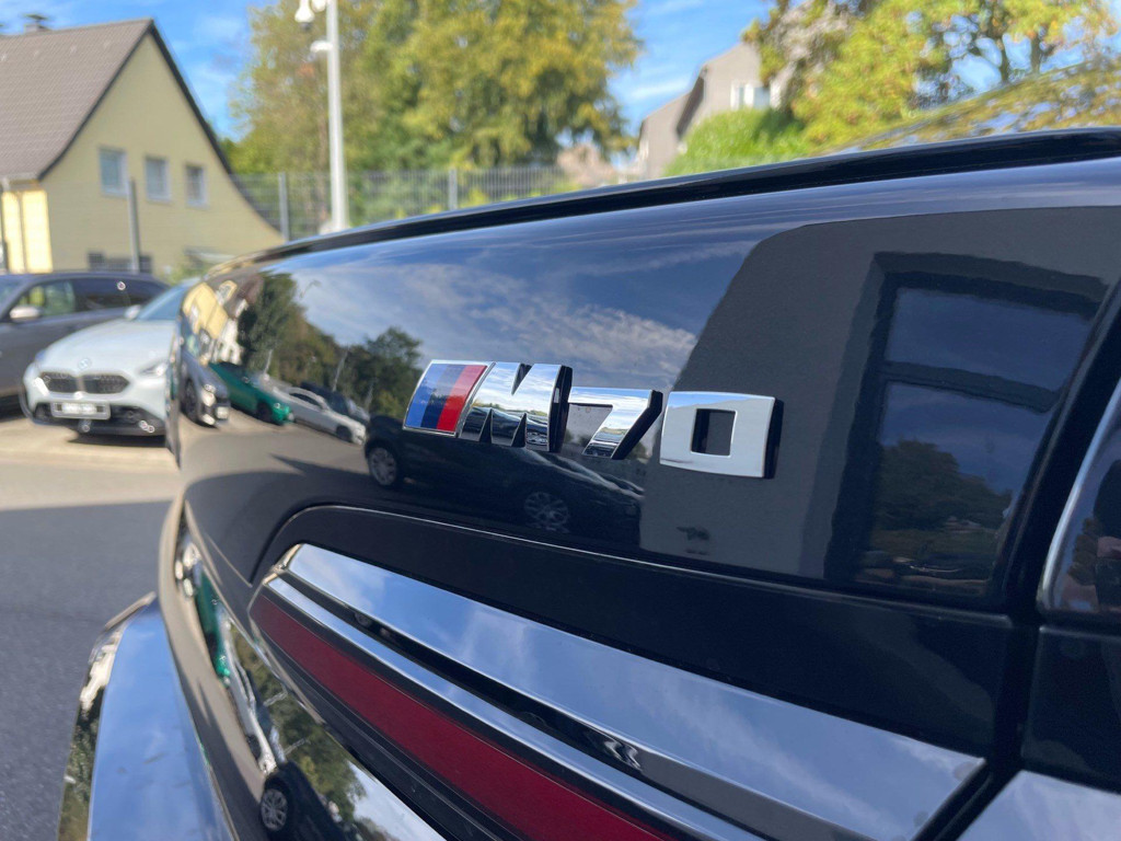 BMW i7