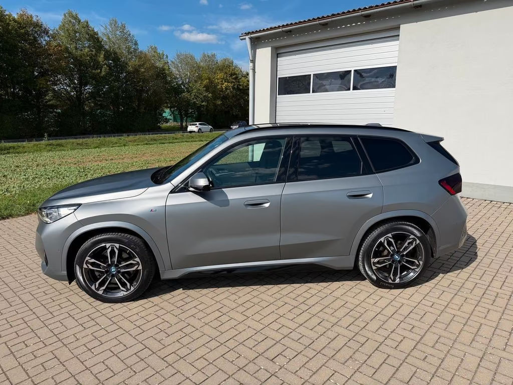 BMW iX1
