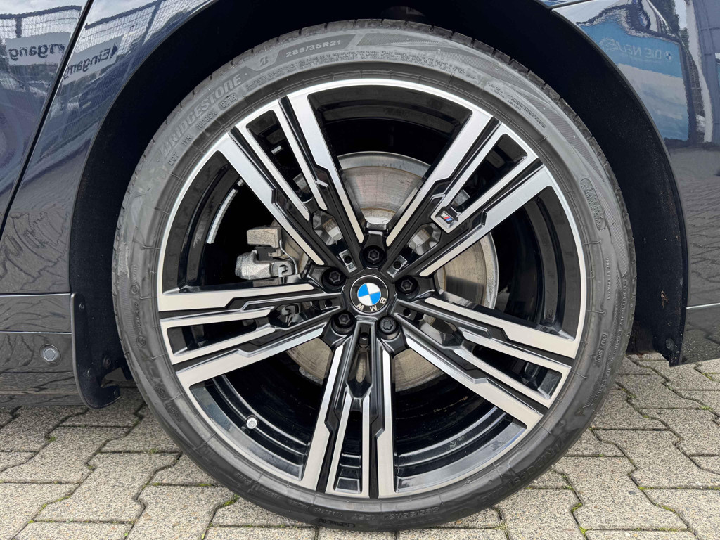 BMW i7