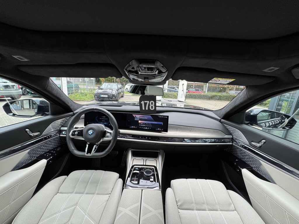 BMW i7