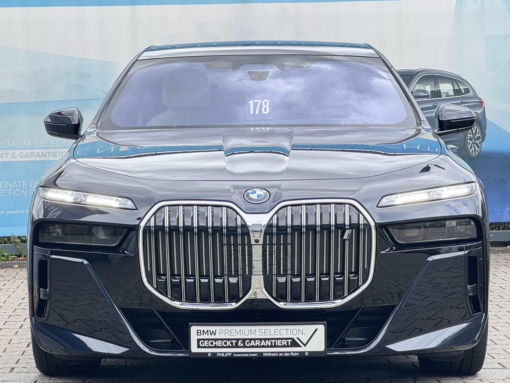 BMW i7