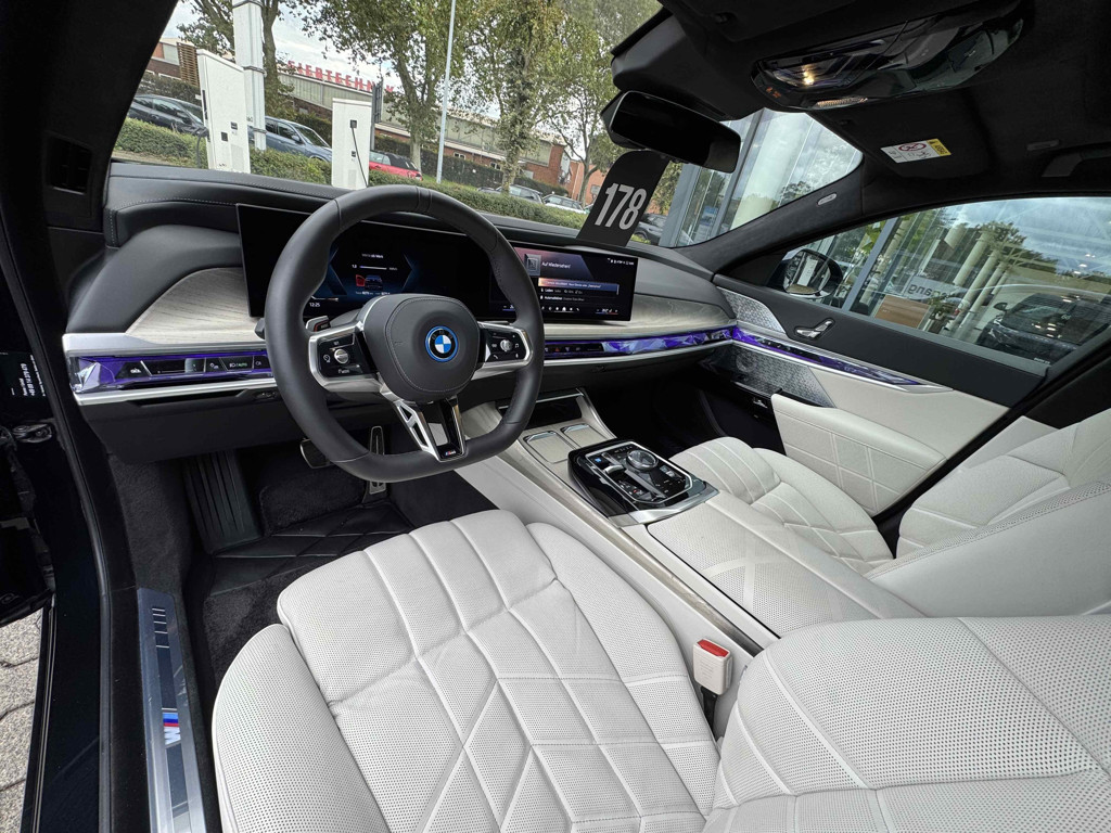 BMW i7