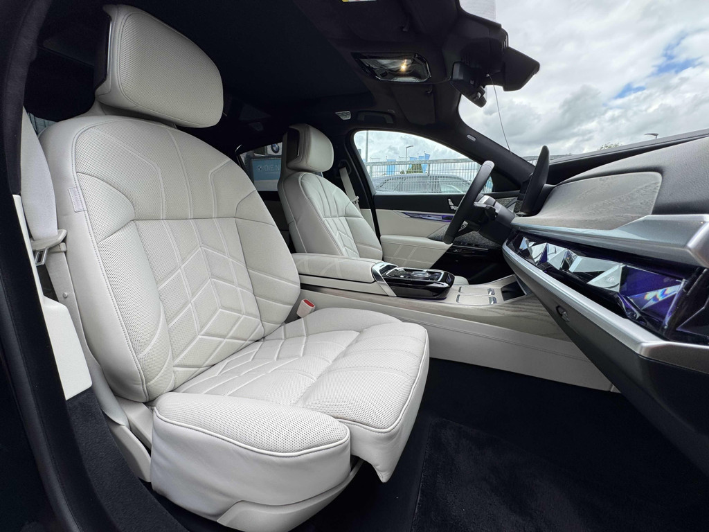 BMW i7