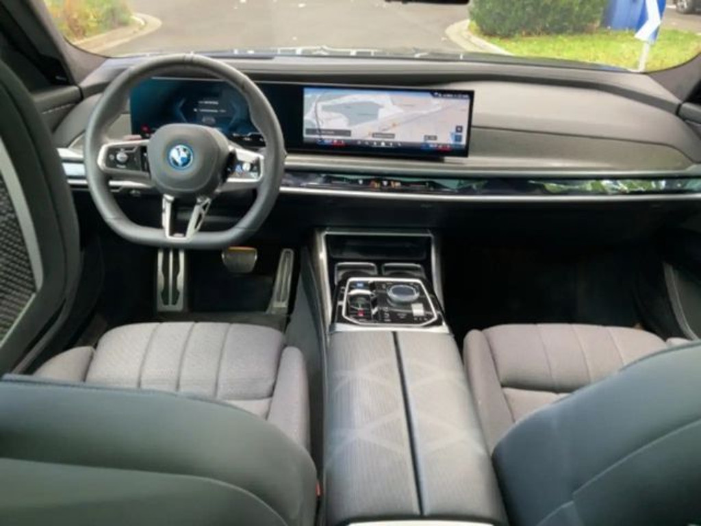 BMW i7