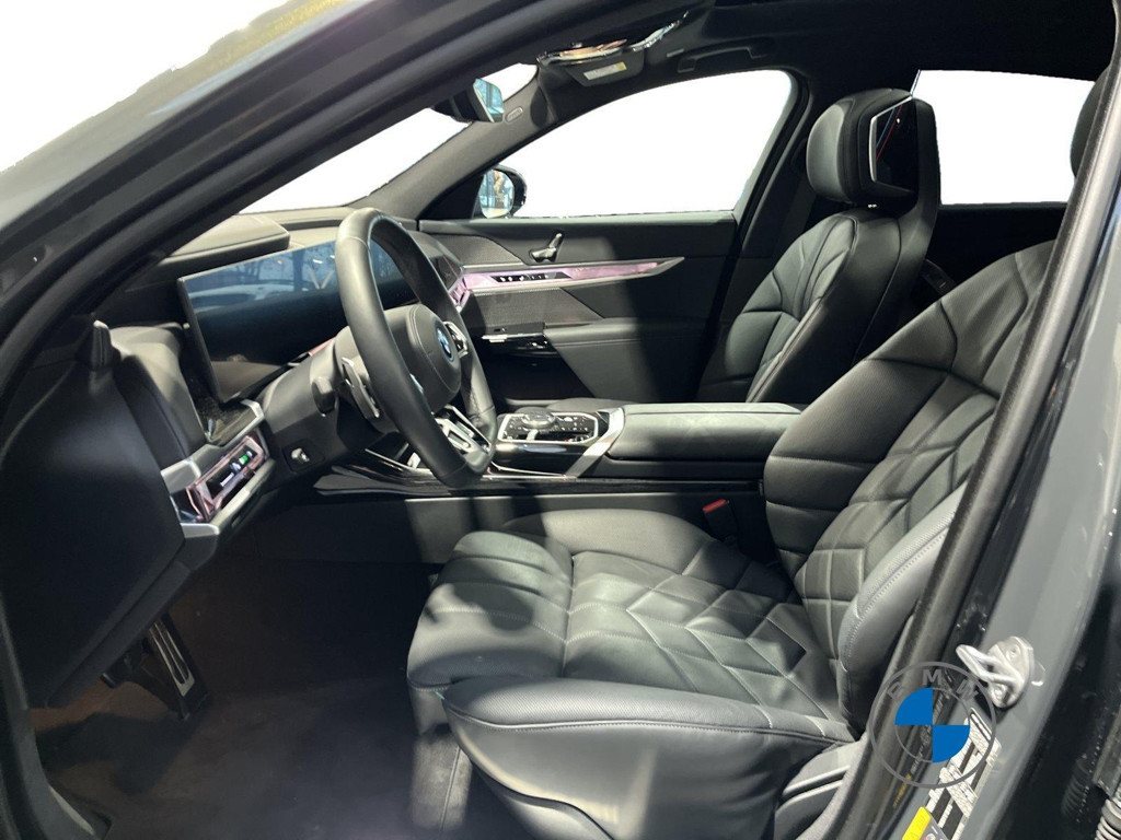 BMW i7
