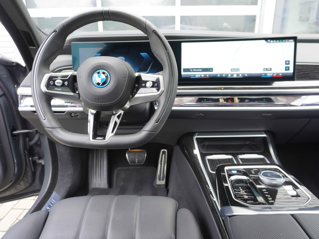 BMW i7