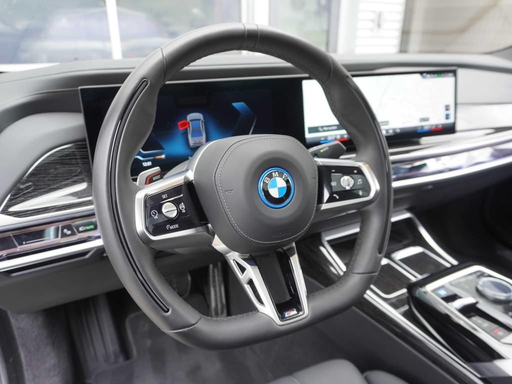 BMW i7