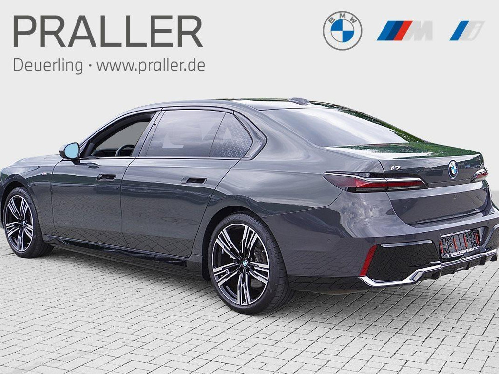 BMW i7