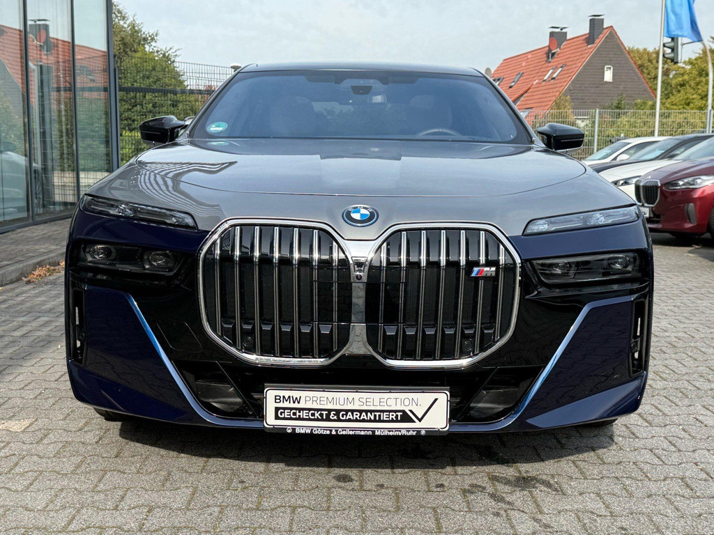 BMW i7
