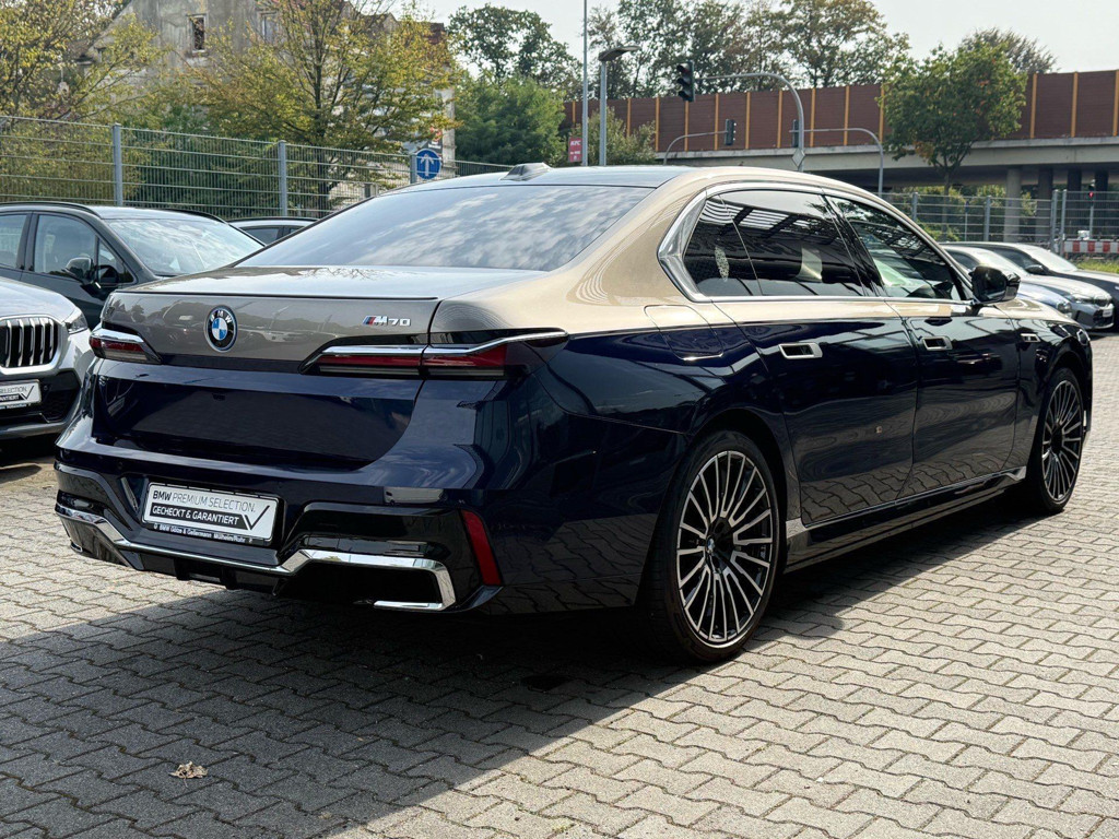 BMW i7