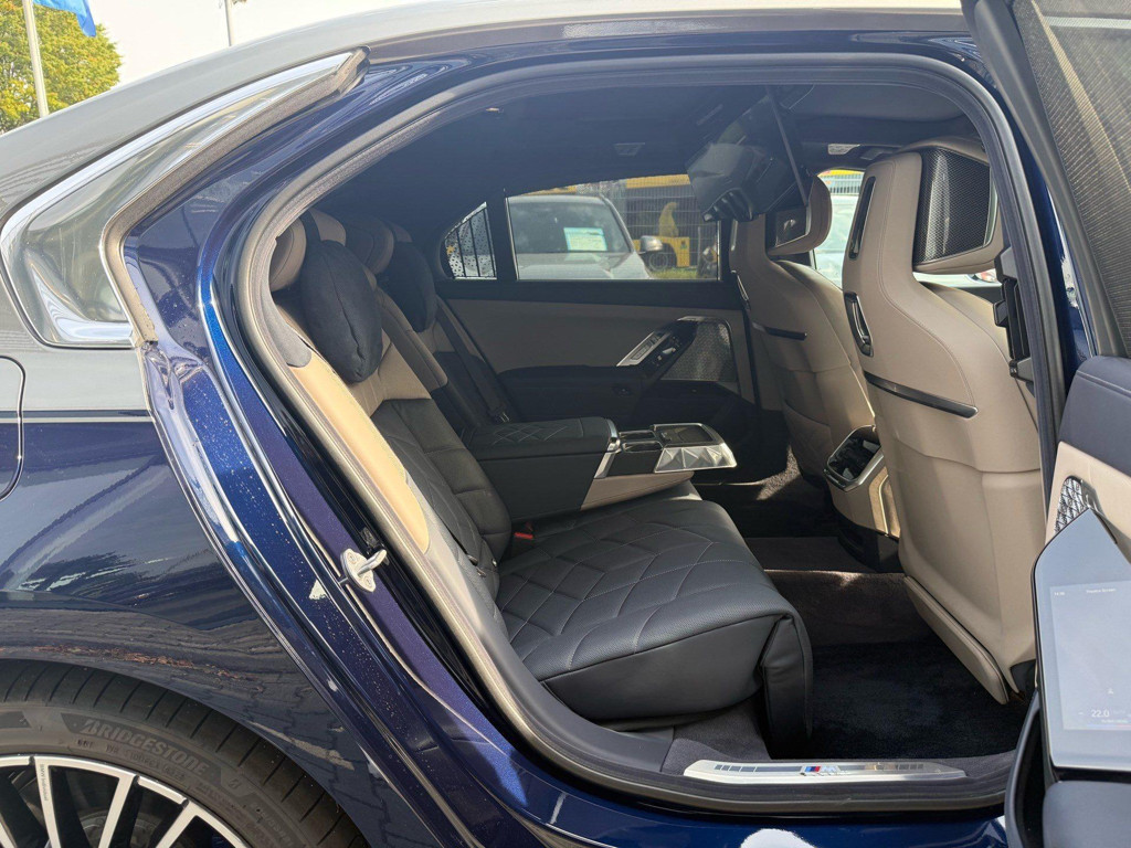 BMW i7