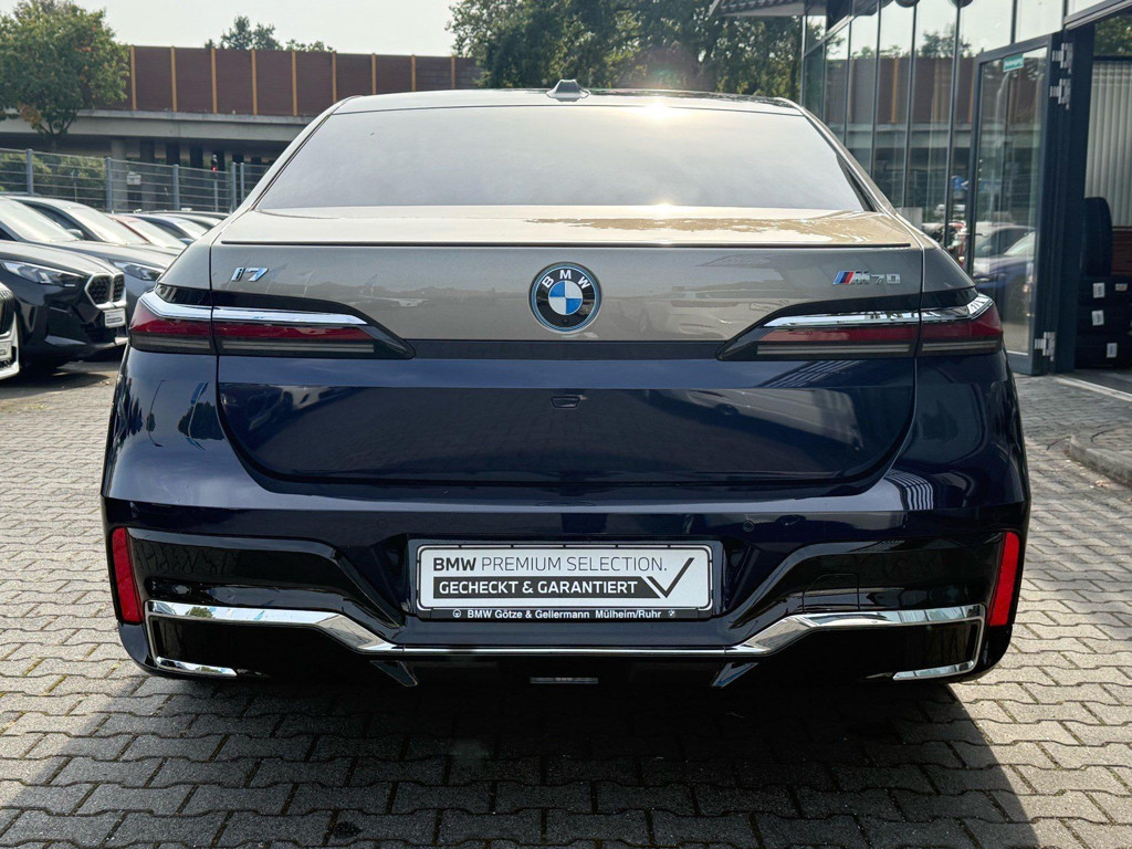 BMW i7