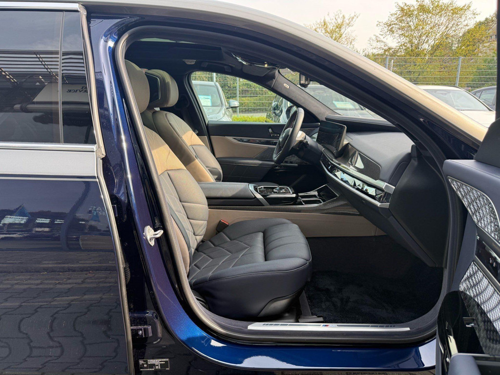 BMW i7