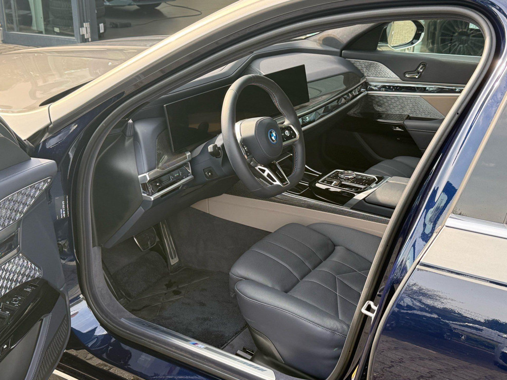 BMW i7