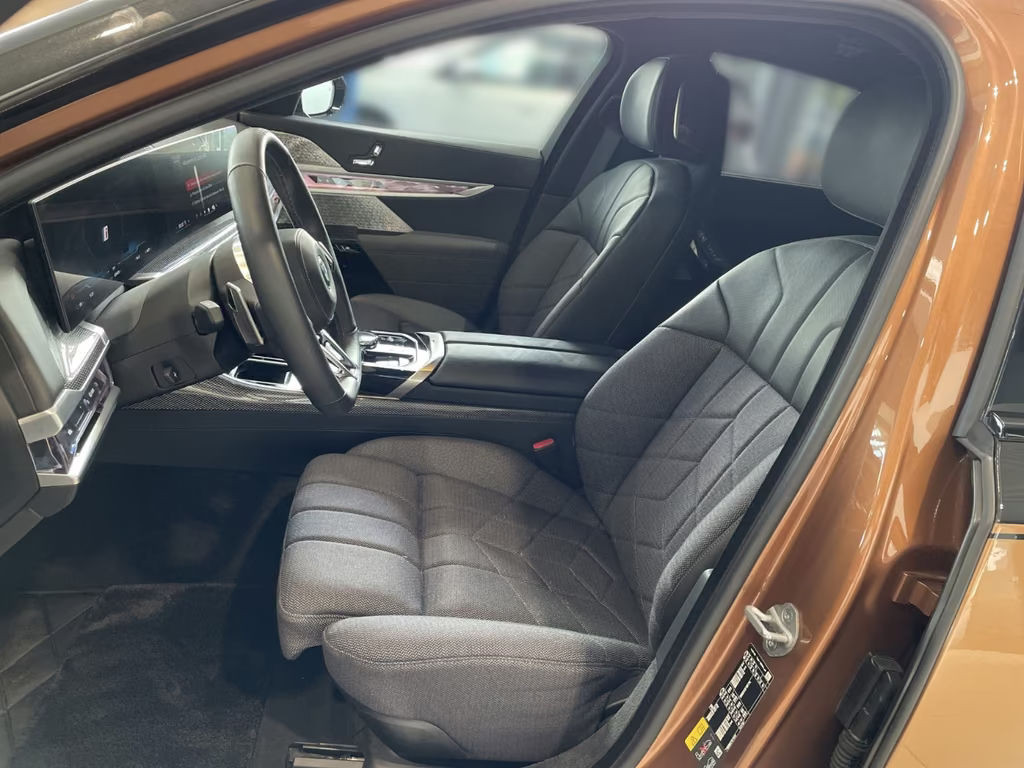 BMW i7