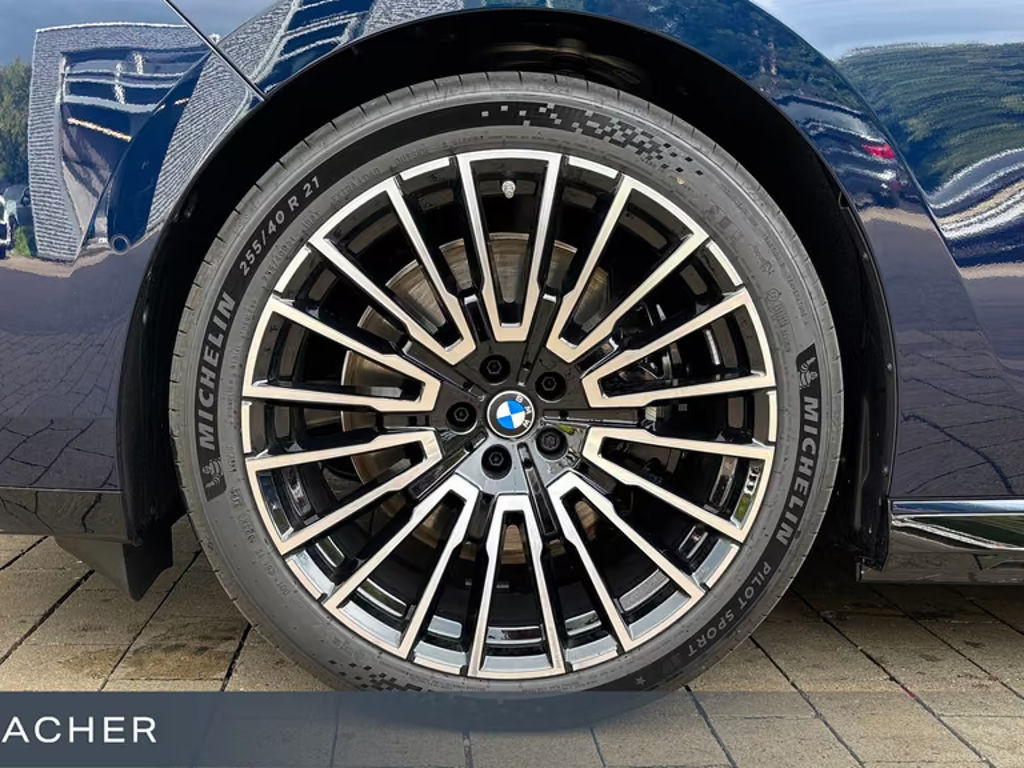 BMW i7