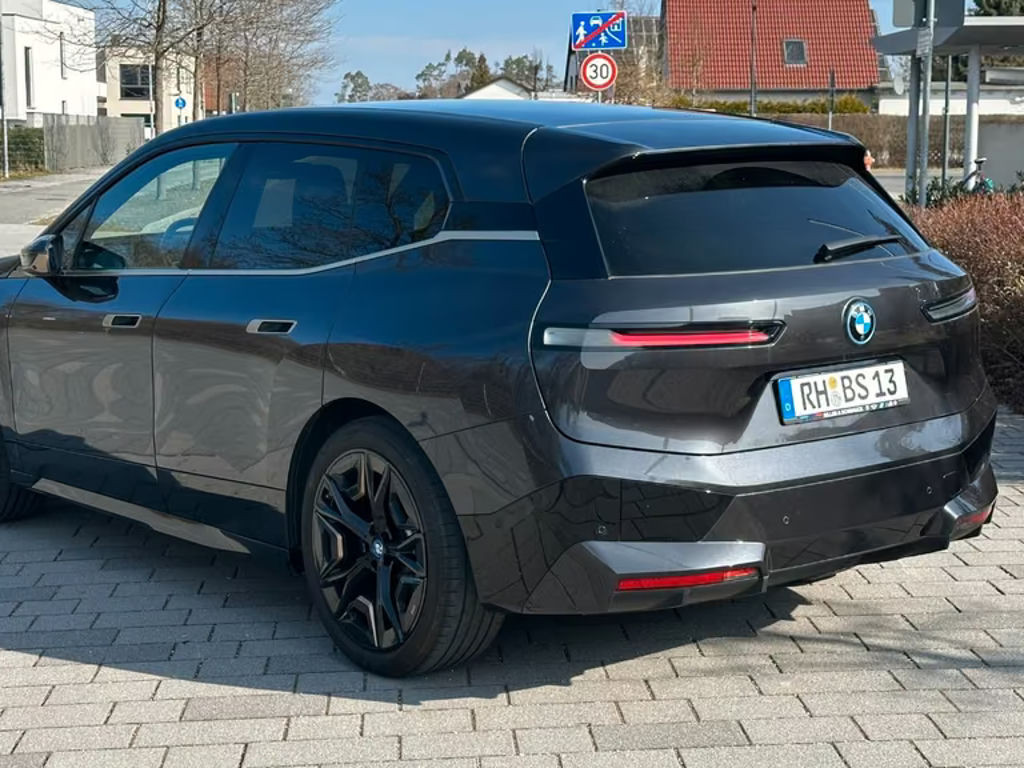 BMW iX