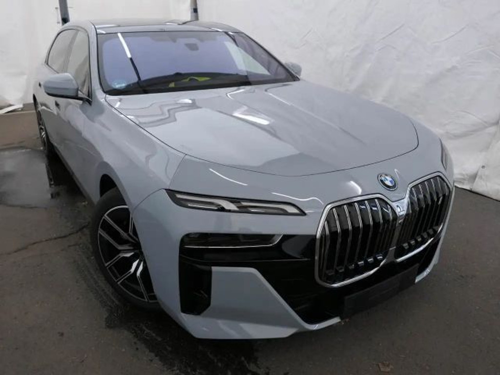 BMW i7