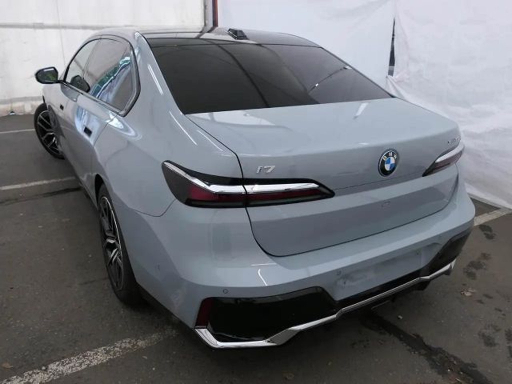 BMW i7