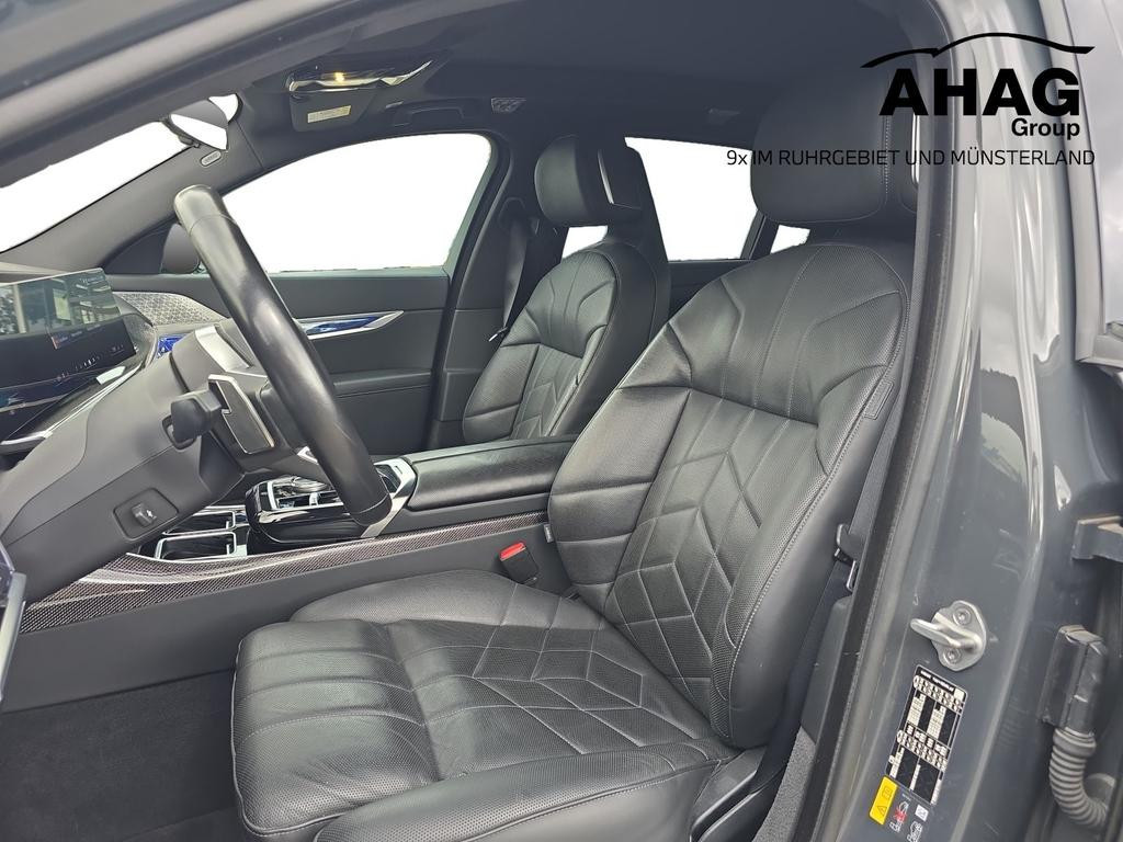BMW i7