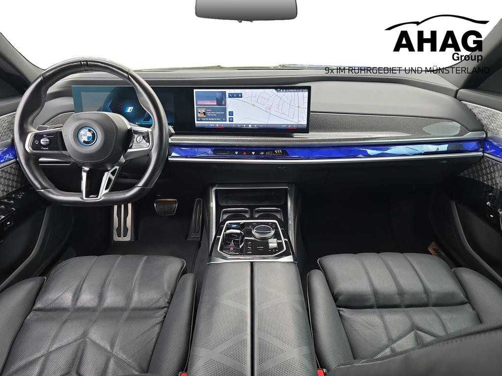 BMW i7