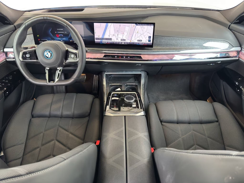 BMW i7