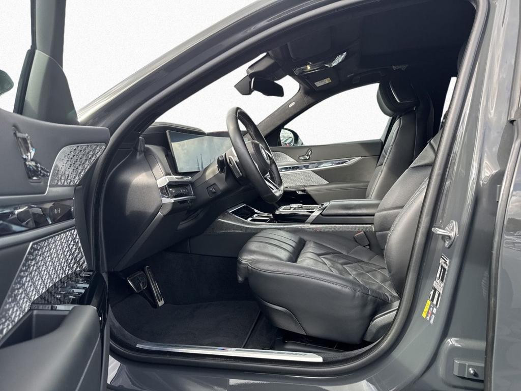 BMW i7