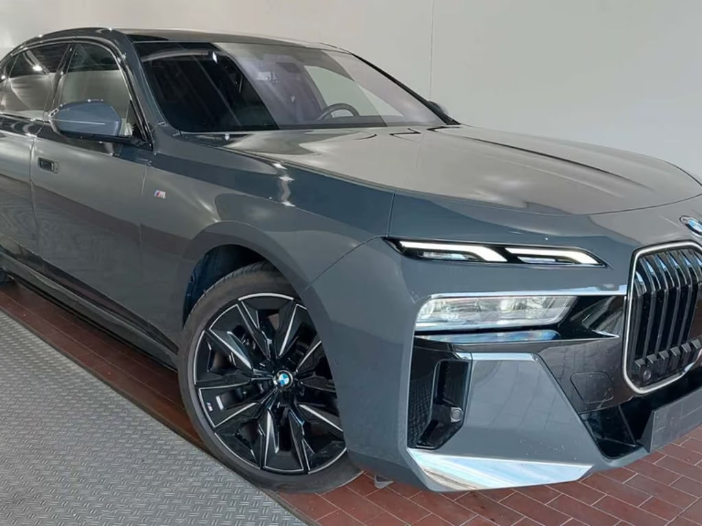 BMW i7