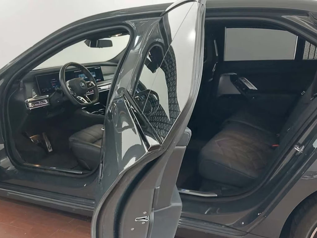 BMW i7
