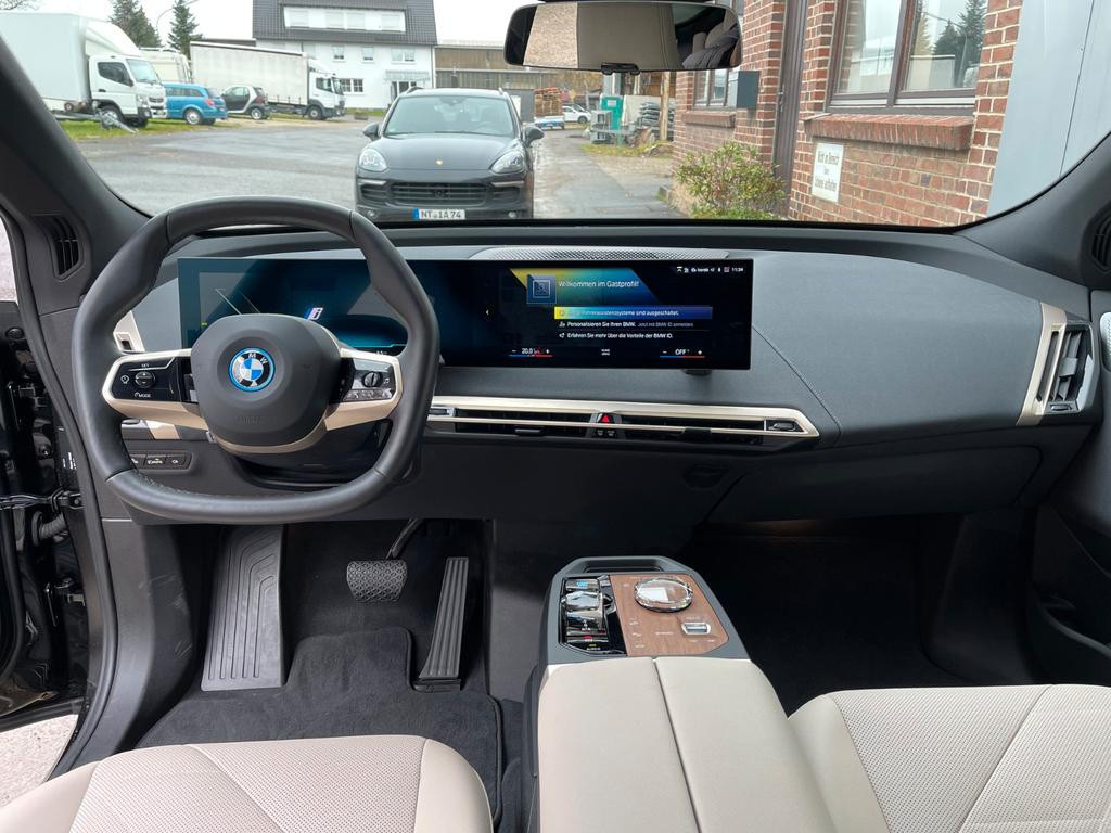 BMW iX1