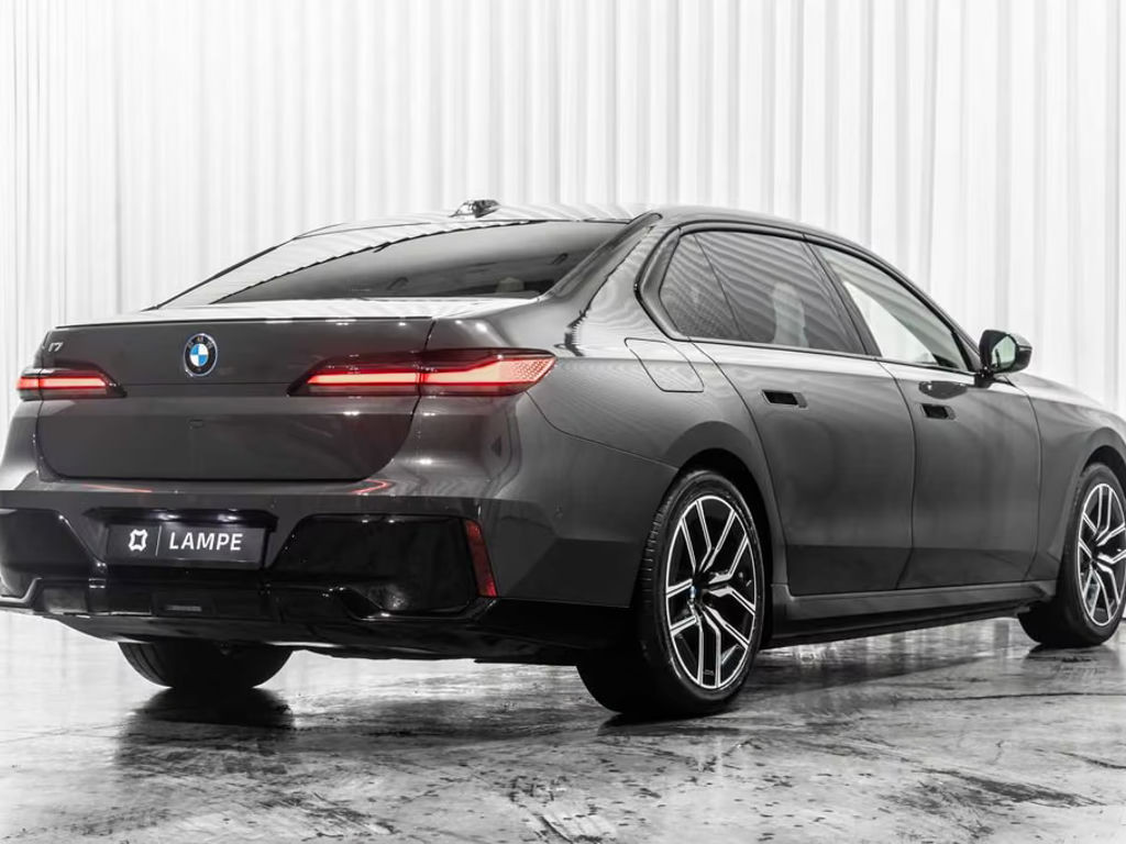 BMW i7