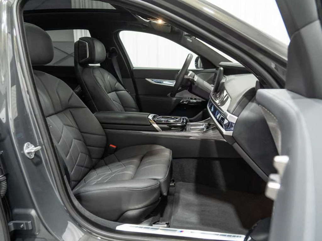 BMW i7