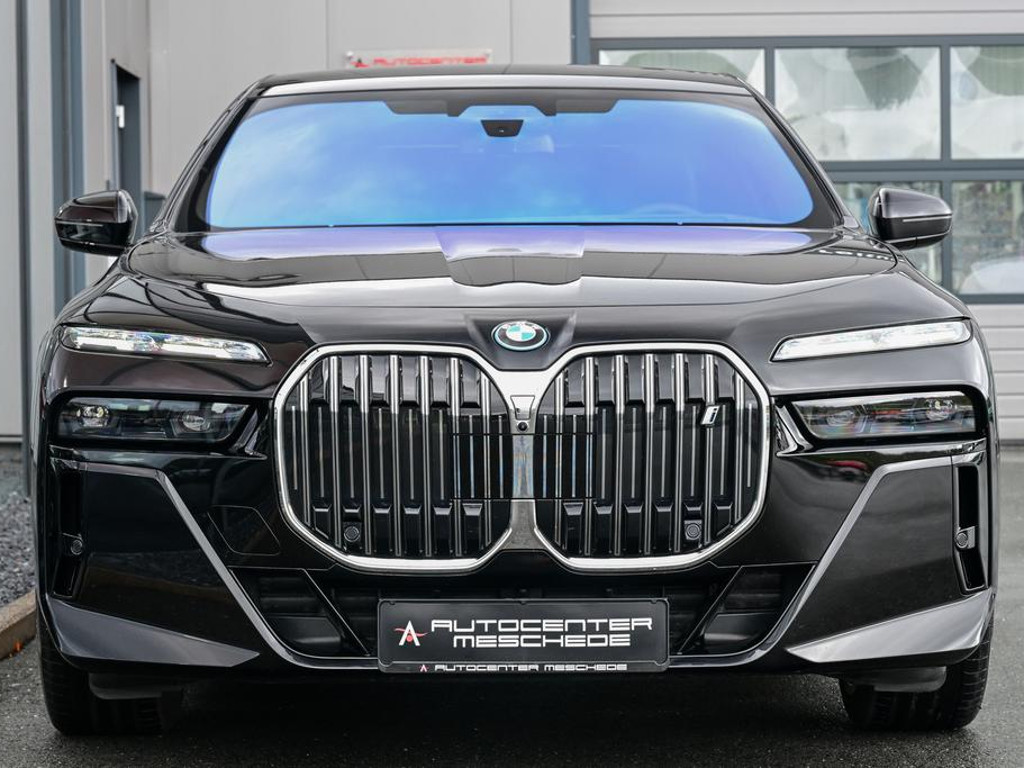 BMW i7