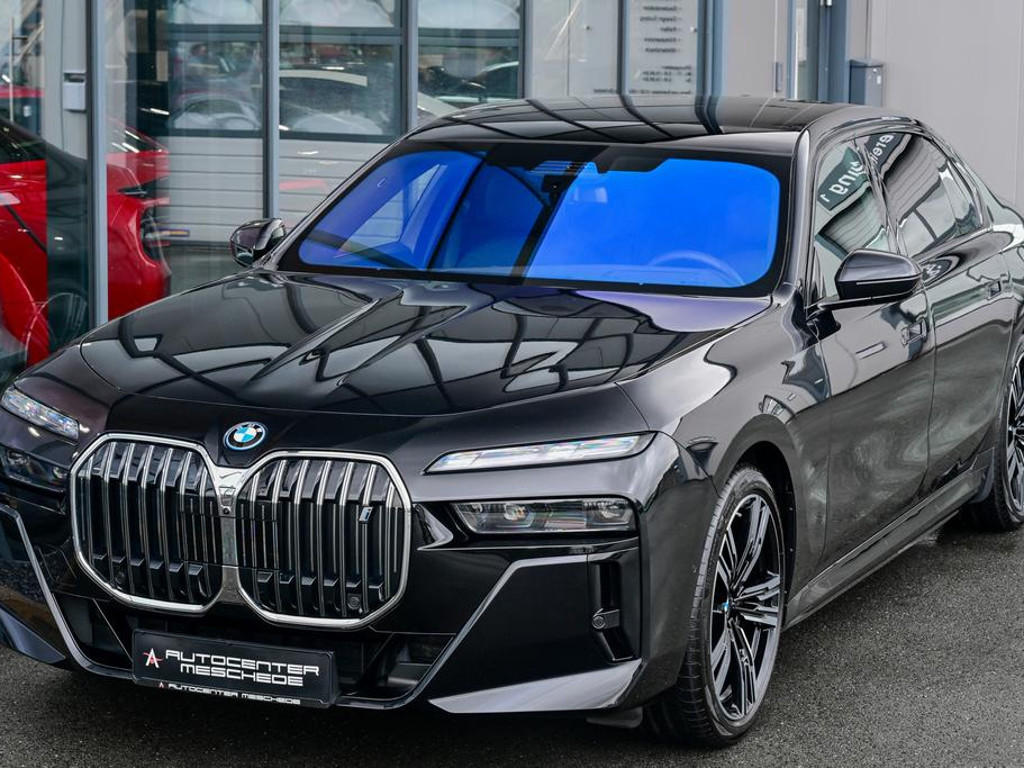 BMW i7