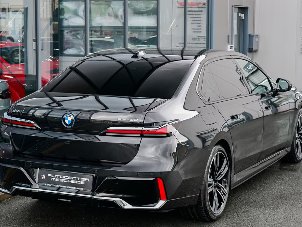 BMW i7