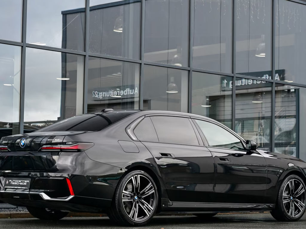 BMW i7