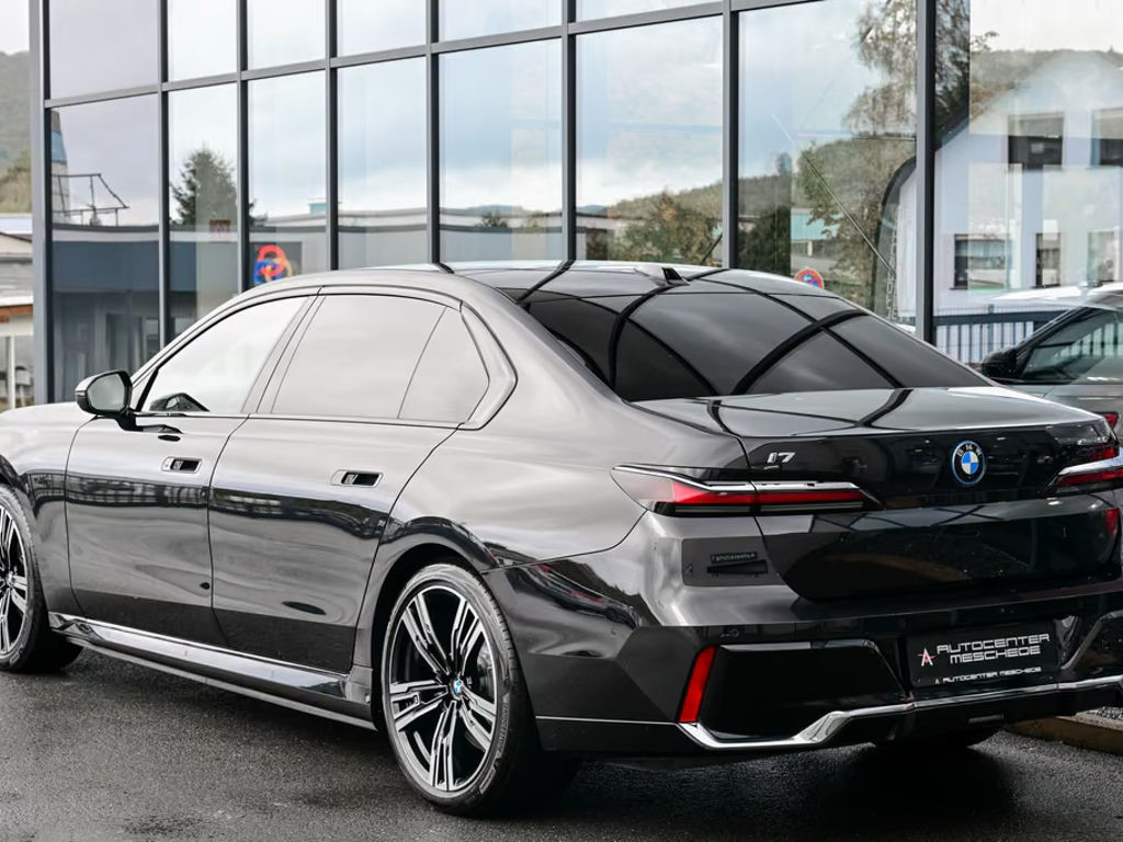 BMW i7