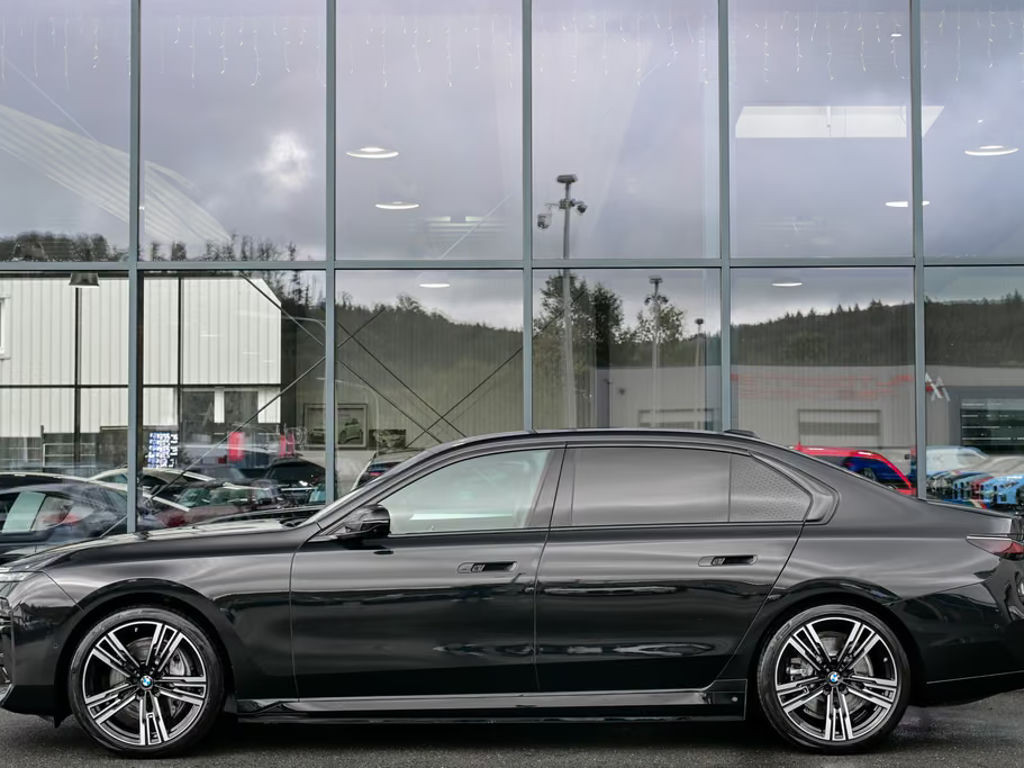 BMW i7
