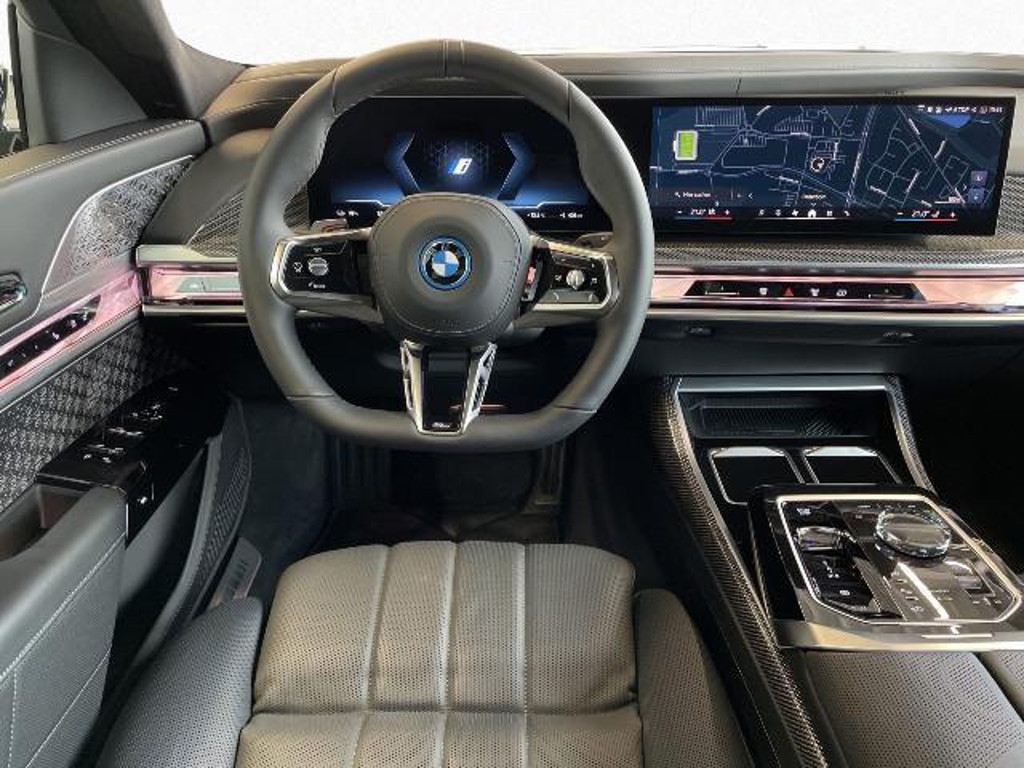 BMW i7