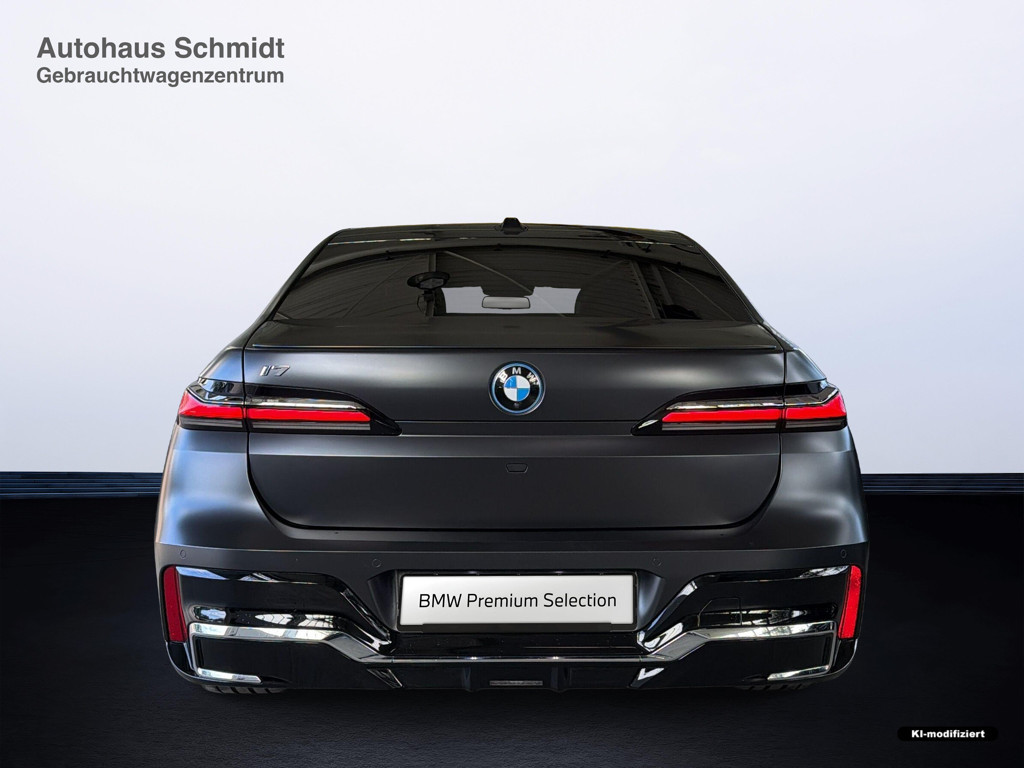 BMW i7