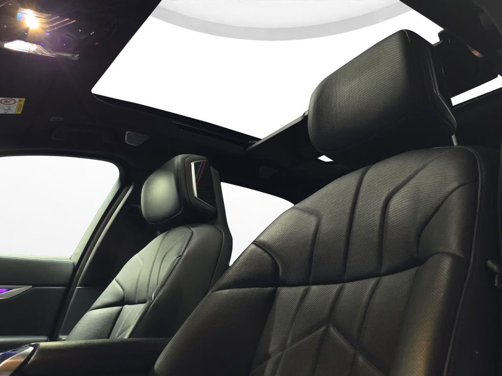BMW i7