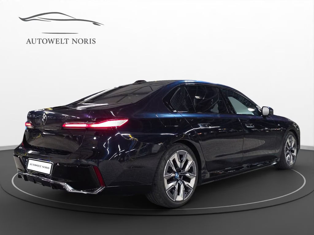 BMW i7