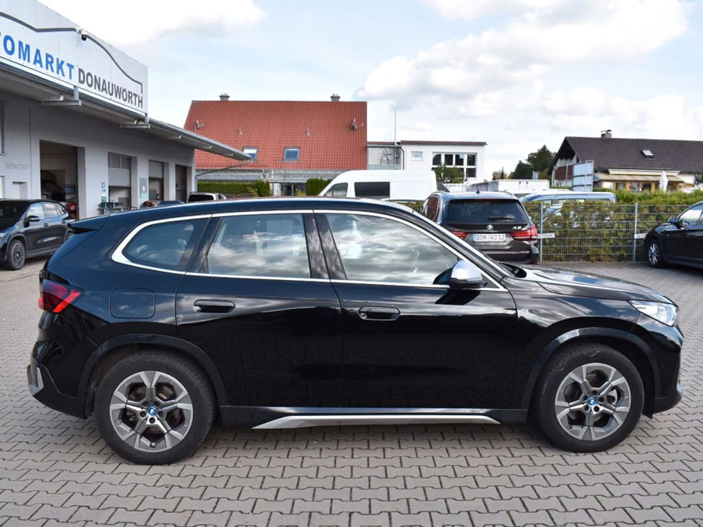 BMW iX1