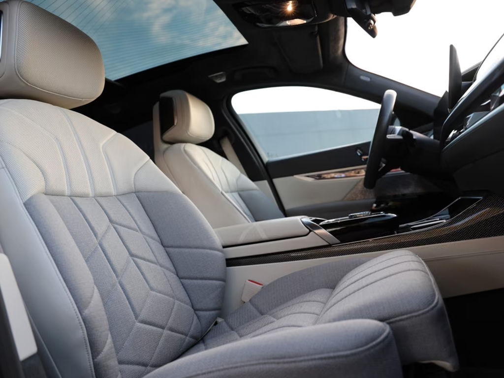 BMW i7